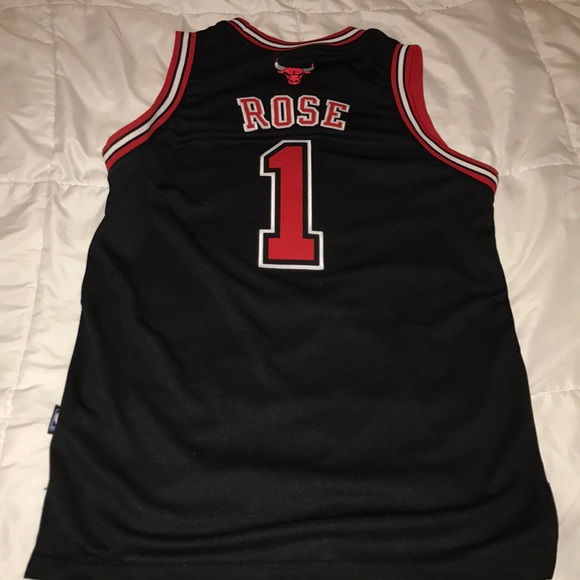 derrick rose bulls jersey large